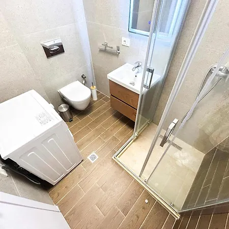 The Melting Horizon Golem (Tirana)